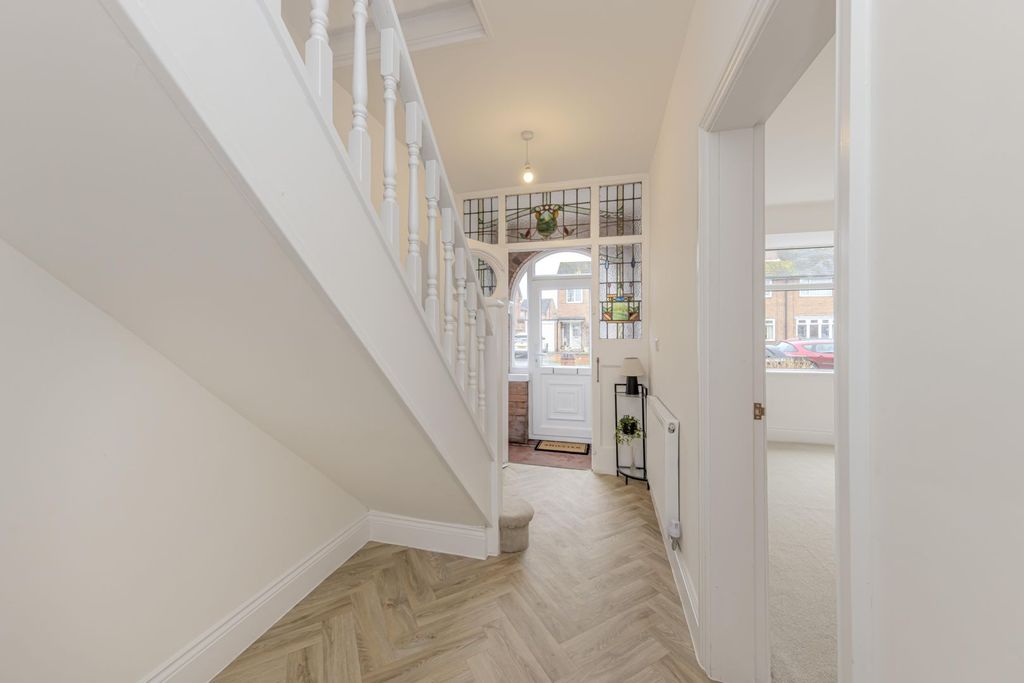 Property photo 2 of 28