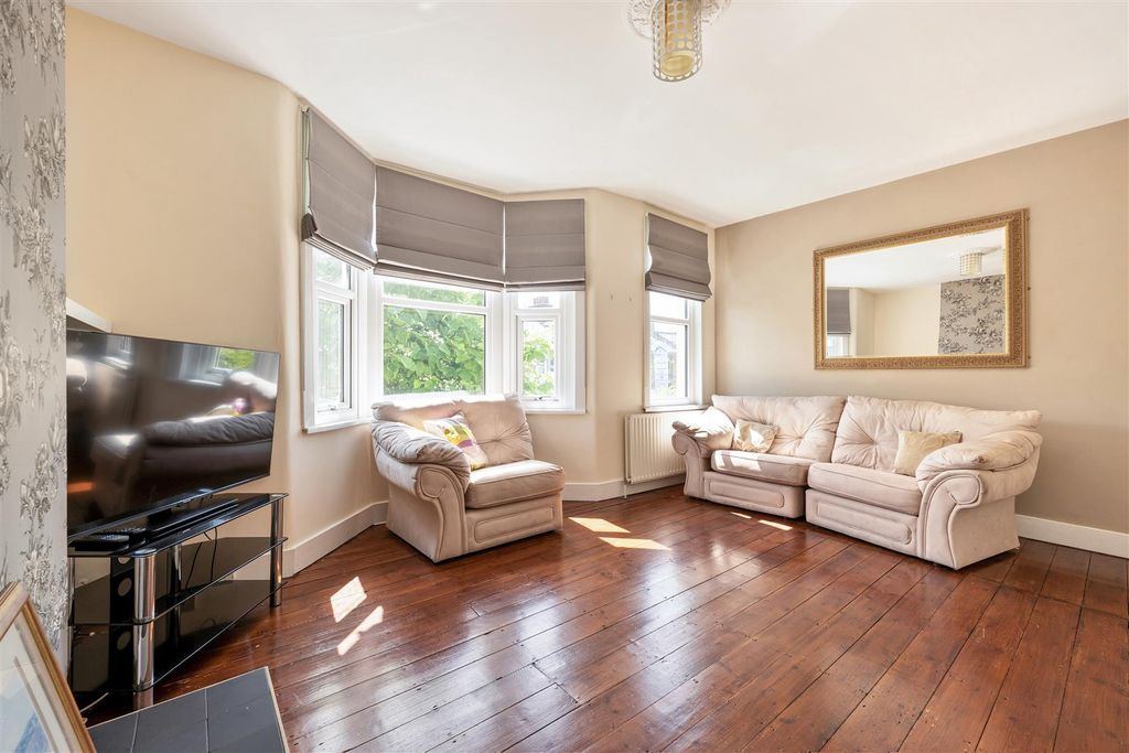 Property photo 3 of 17 Gordon Road, E11