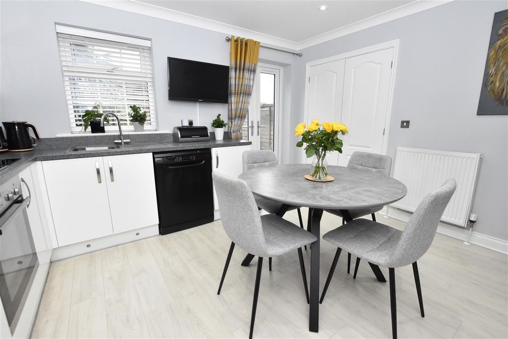 Property photo 2 of 16 Kitchen Dining Area