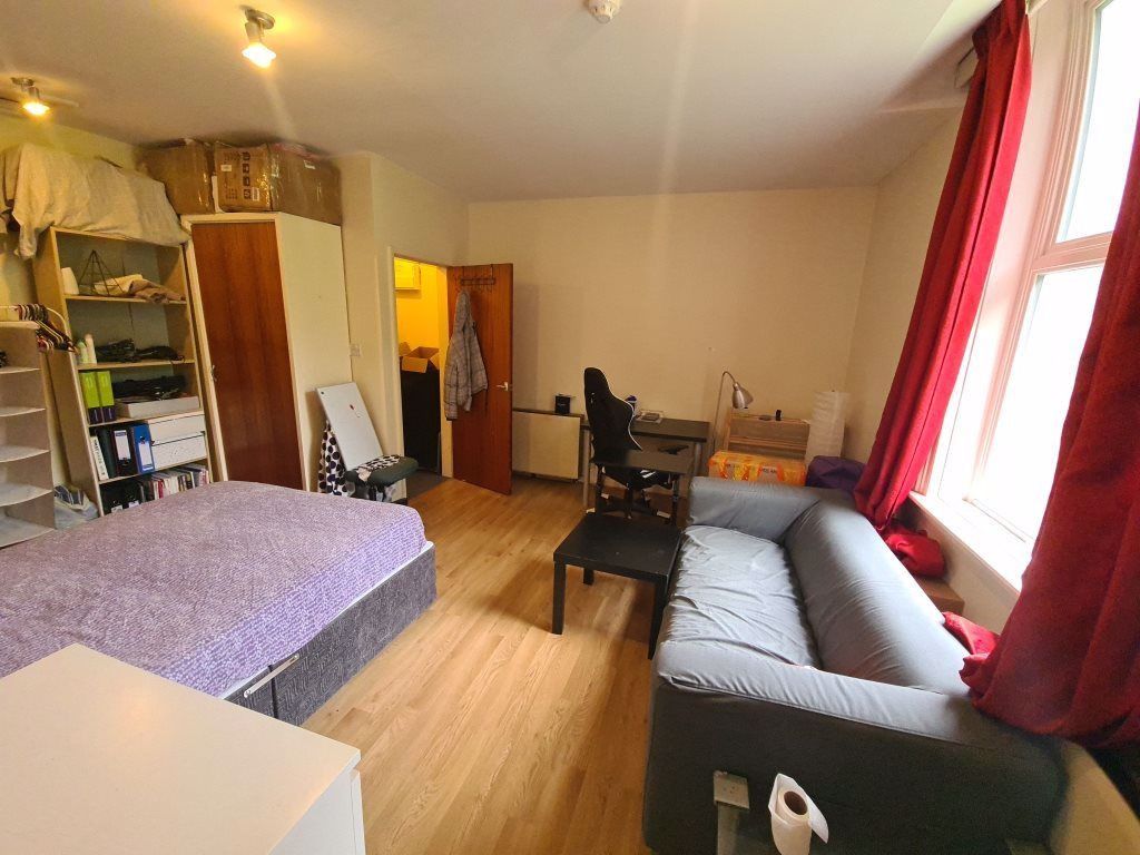 Property photo 1 of 4 Bright, Well-Kept Bedroom With A Double Bed, Sofa ...