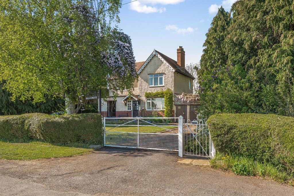 Property photo 3 of 22 Hillcrest, Shotteswell-4.Jpg