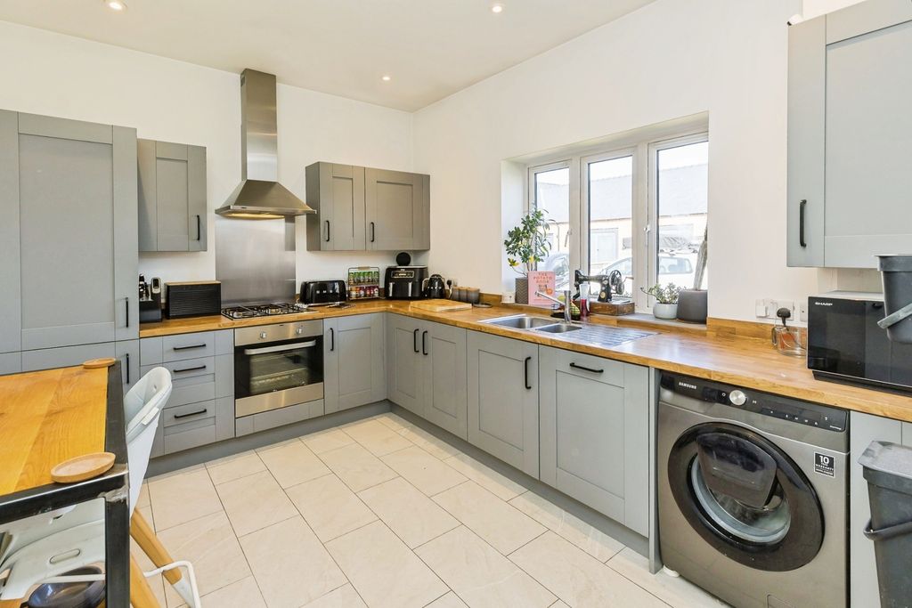Property photo 3 of 12 Dining Kitchen