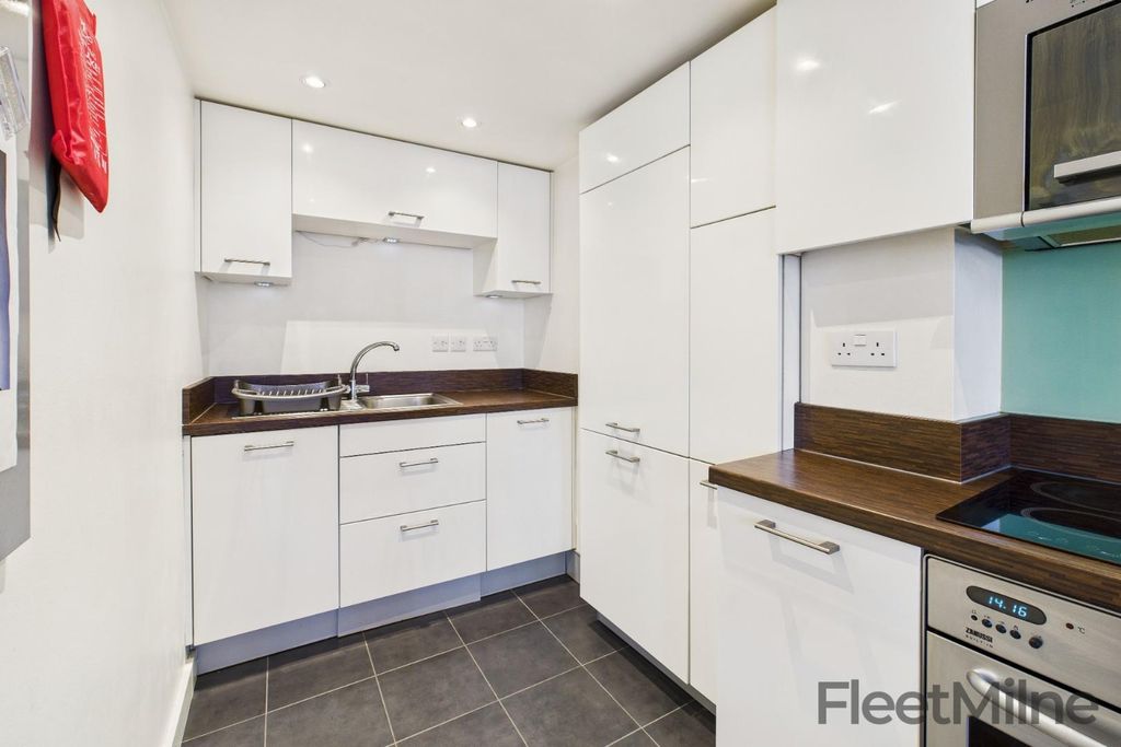 Property photo 3 of 18 Integrated Kitchen