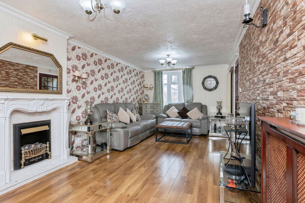 Property photo 2 of 19 Lounge