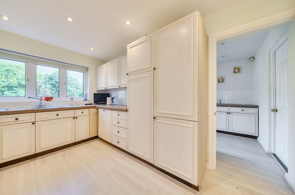 Property photo 3 of 20 1423987-10-69Aa72...