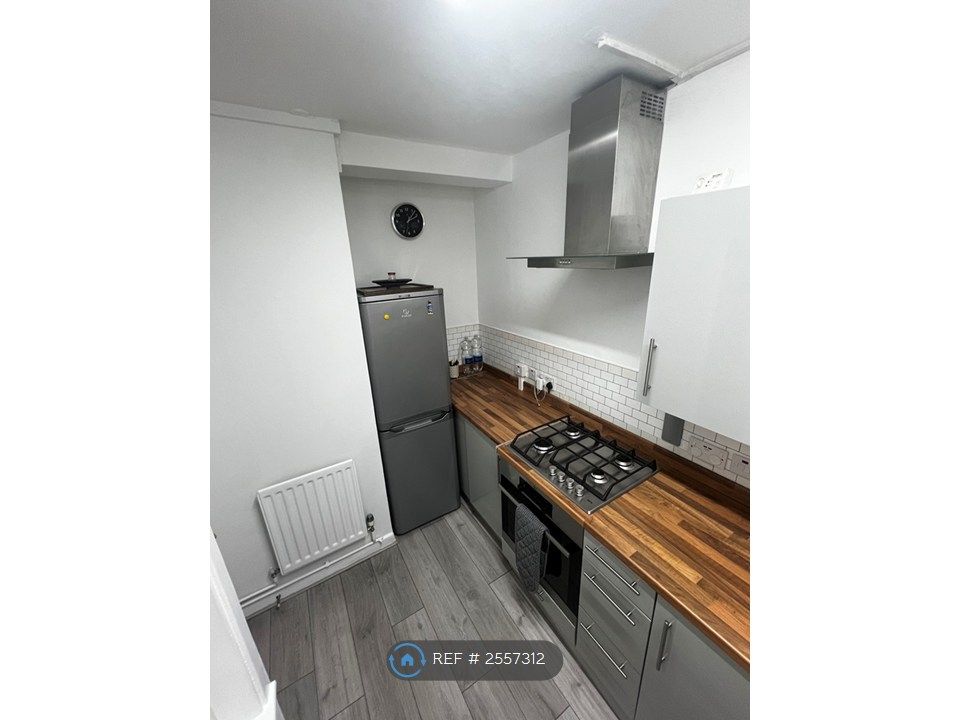 Property photo 3 of 8 Kitchen