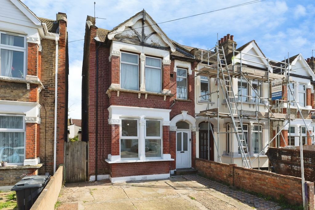 Property photo 3 of 20 Side Entry