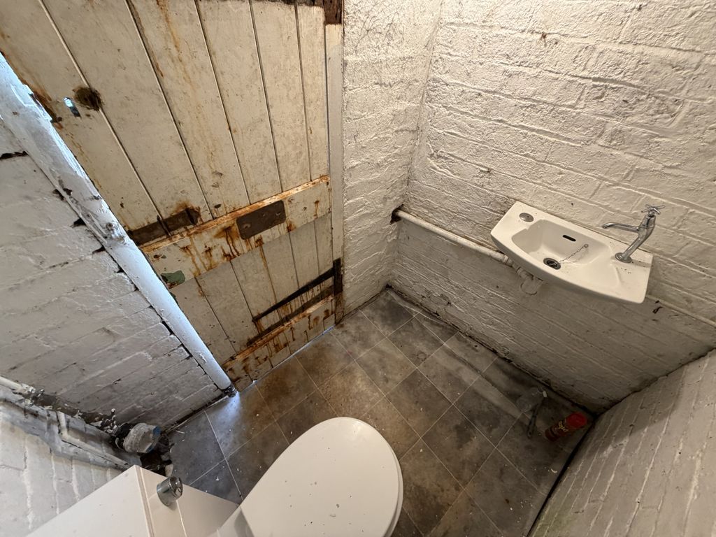 Property photo 1 of 7 Retail For Sale High Street, Alfreton De55