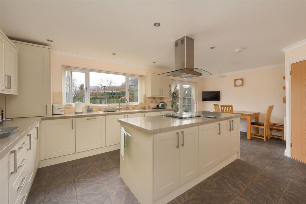 Property photo 2 of 14 Rayham Road, Whitstable