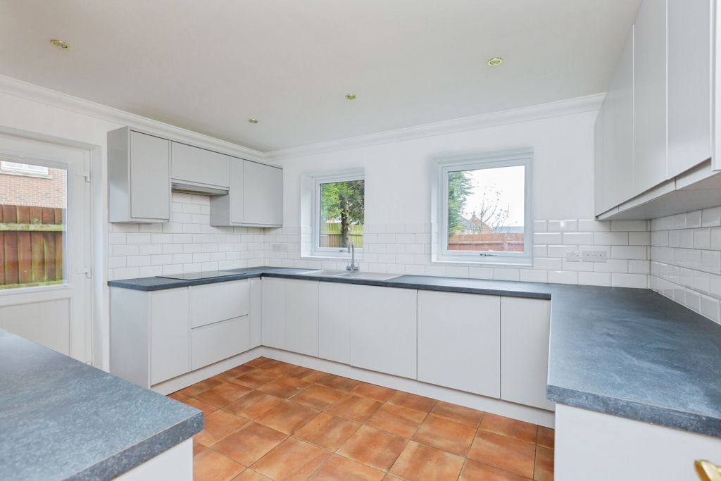 Property photo 3 of 15 Kitchen