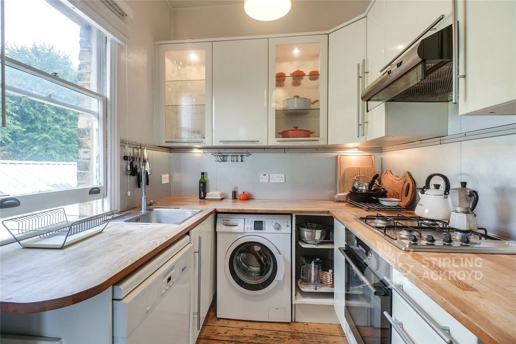 Property photo 3 of 6 Kitchen