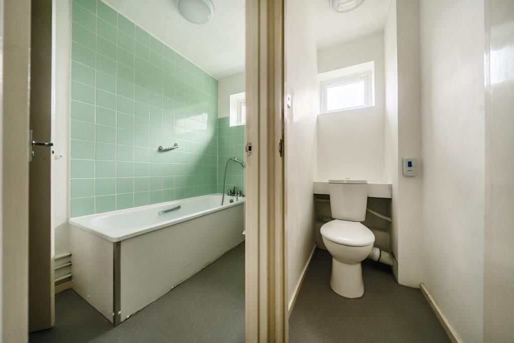 Property photo 2 of 20 Bathroom