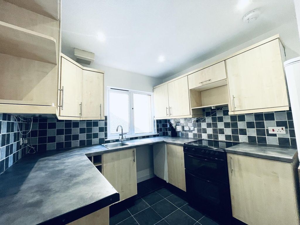 Property photo 2 of 28