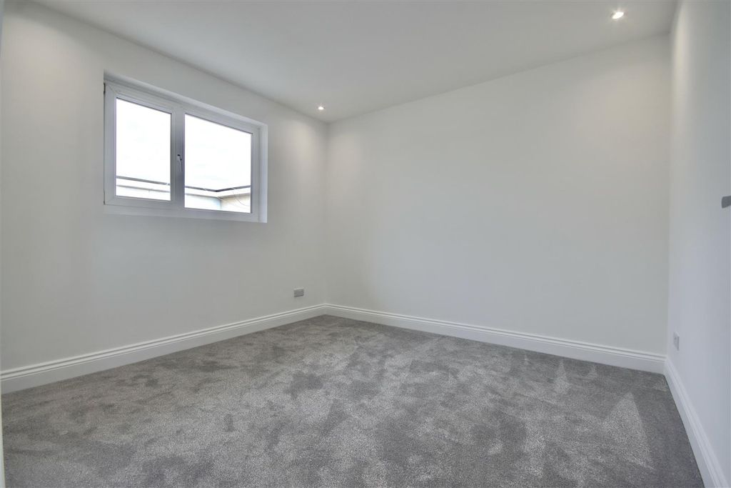 Property photo 3 of 12 Acfc8Bb2-A293-44Fc-Ade4-97438E5Aefa3_1_201_A.Jpeg