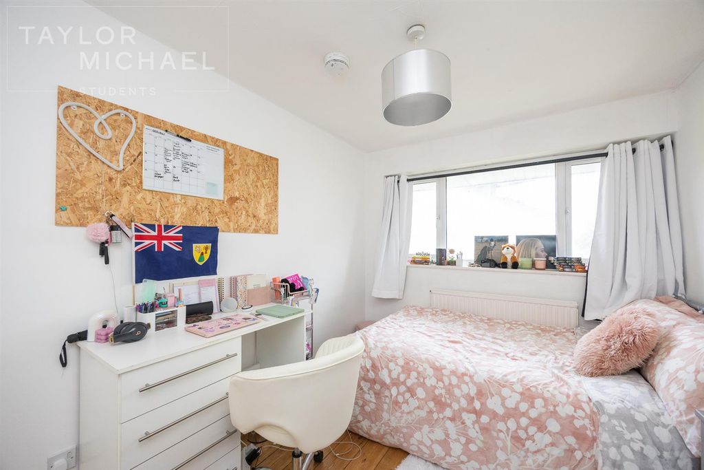 Property photo 3 of 12 Bedroom