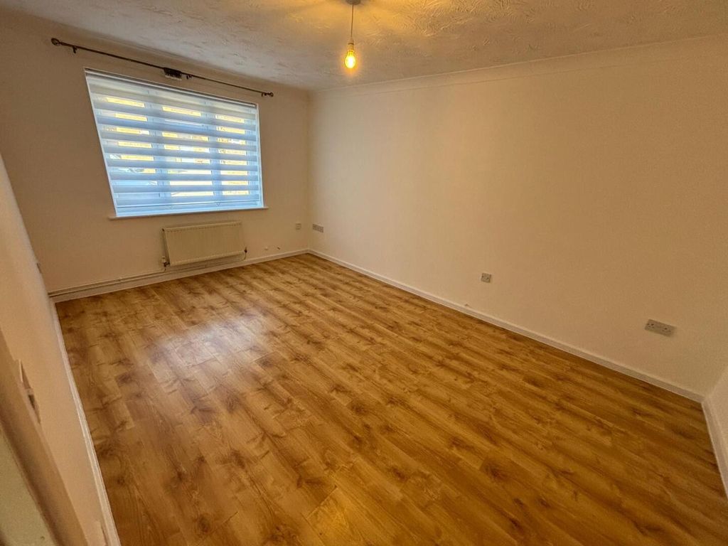 Property photo 3 of 11 Living Room