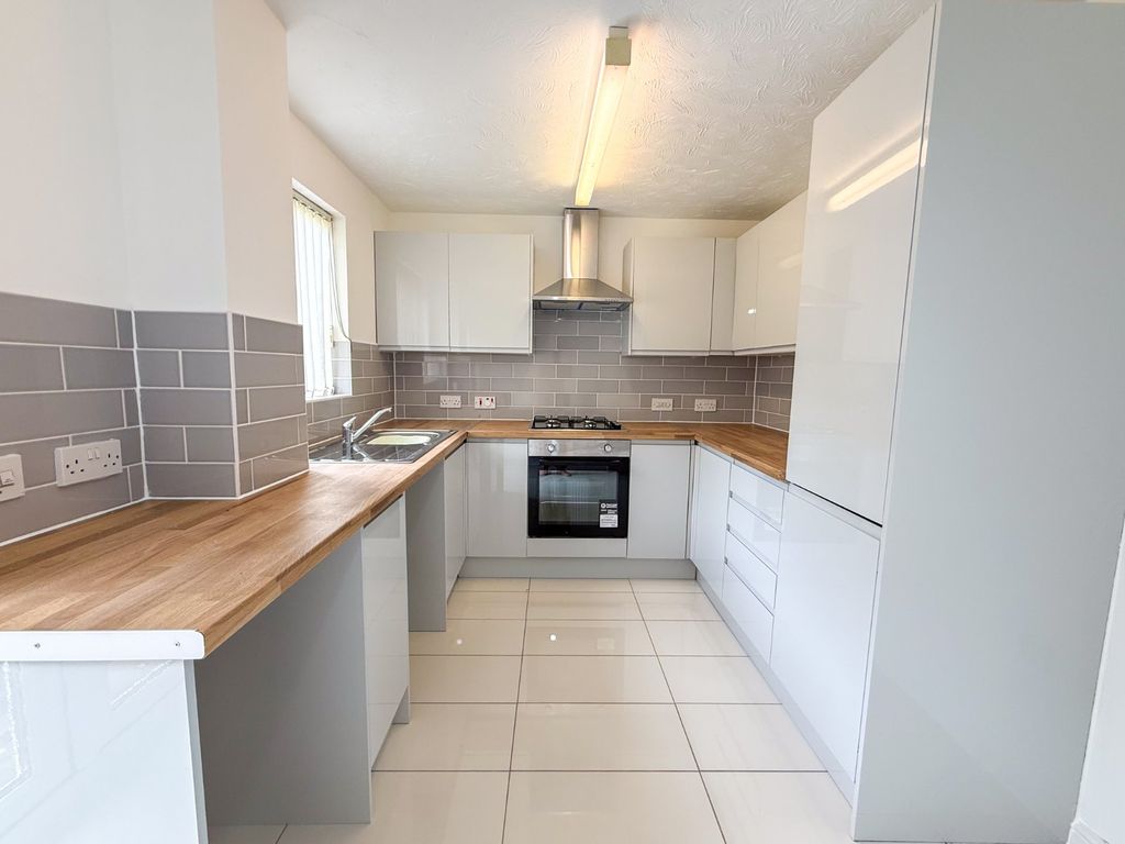 Property photo 2 of 18 Kitchen