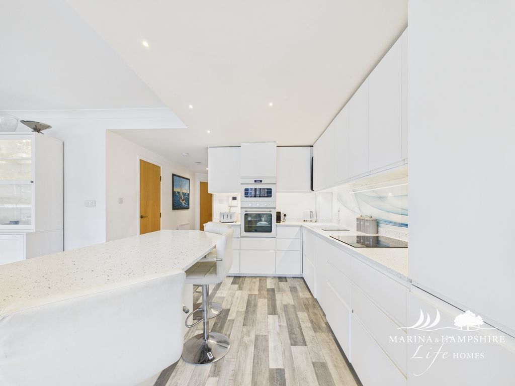 Property photo 2 of 36 Cam03915G0-Pr0017-Still016