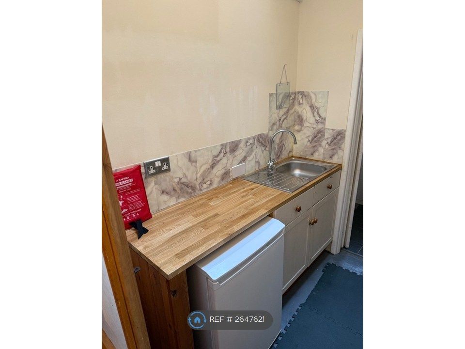 Property photo 3 of 9 Kitchenette