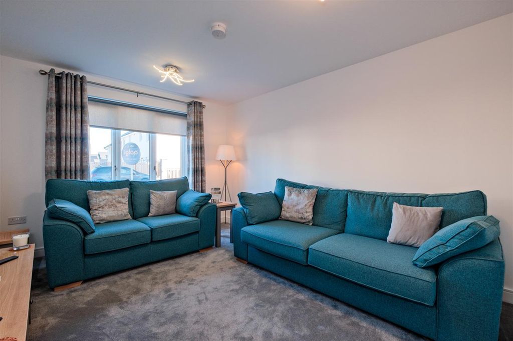 Property photo 2 of 24 Lounge