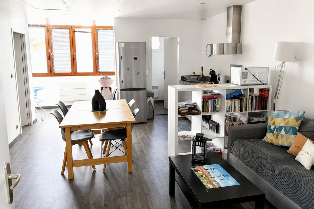 Property photo 1 of 8 Three-Room Apartment In A Small Co-Ownership Located In The Chartrons District!