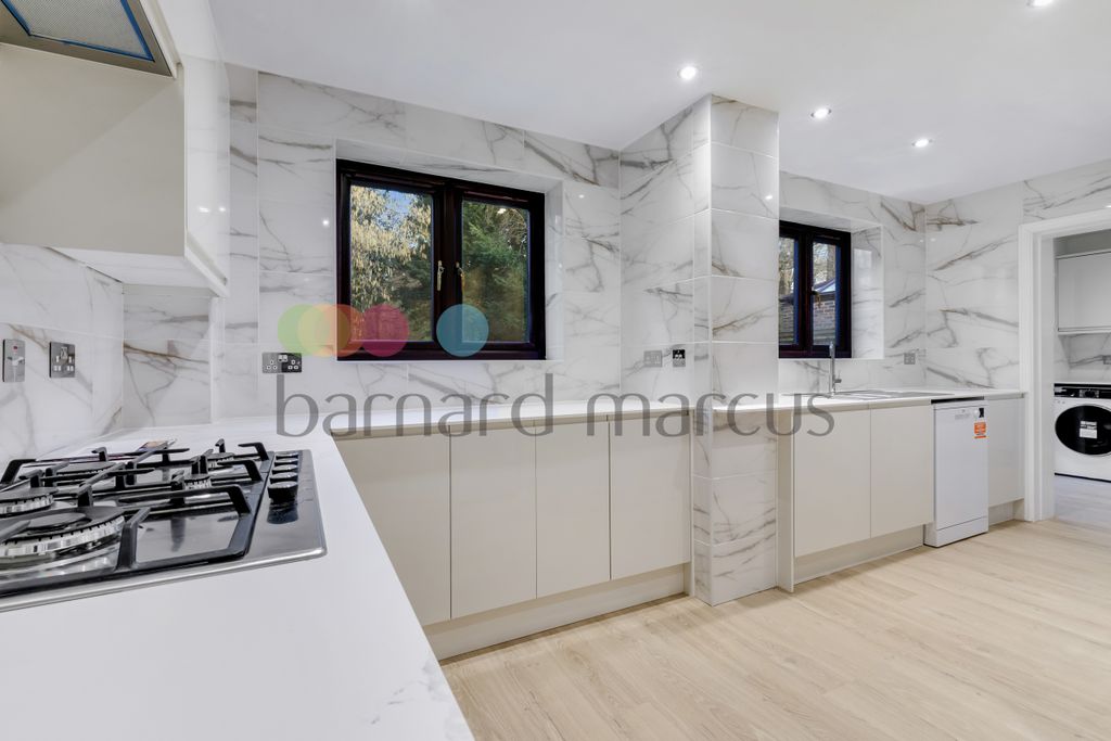 Property photo 2 of 11 Kitchen