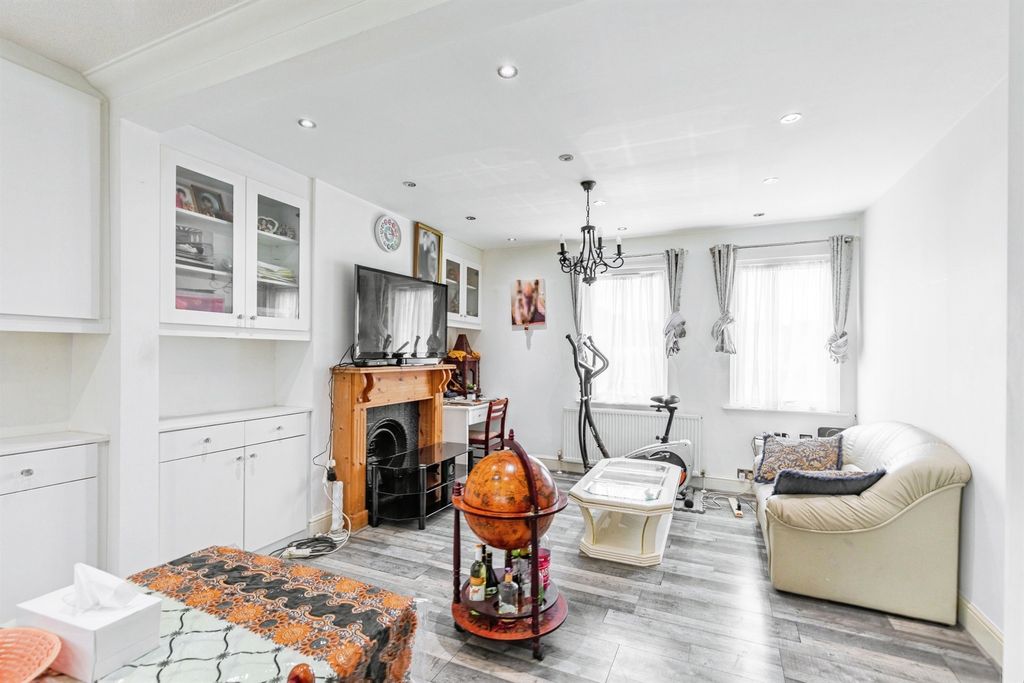 Property photo 2 of 8