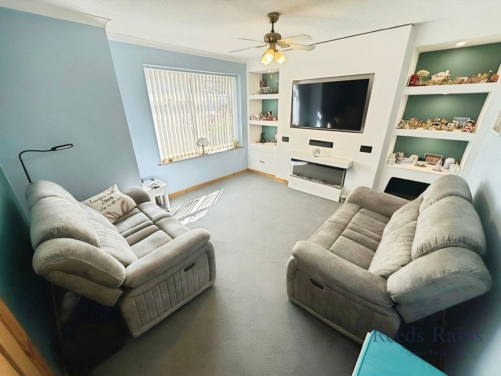 Property photo 2 of 17 Lounge