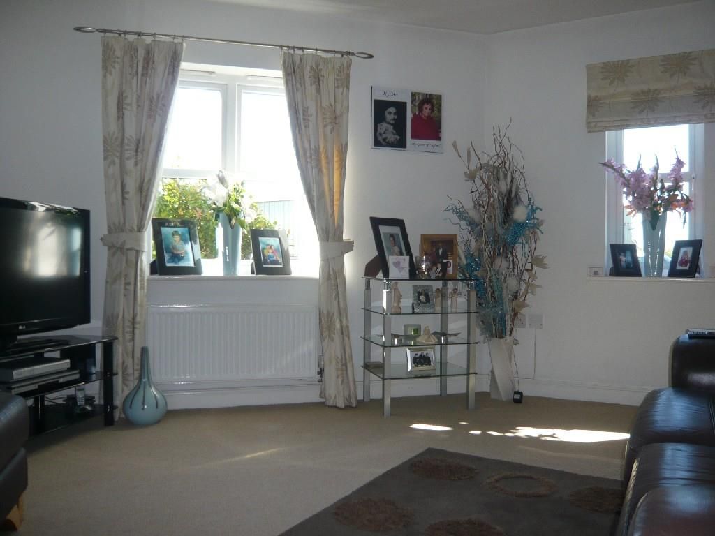 Property photo 2 of 11 Living Room