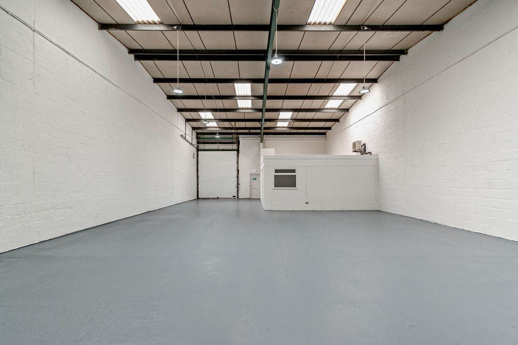 Property photo 3 of 17 8660012-Interior11-800