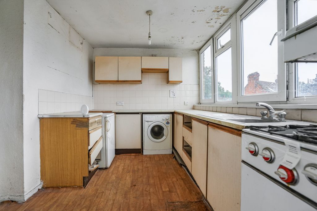 Property photo 3 of 13 26 Halsmere Road, Camberwell, London Se5 9Jq