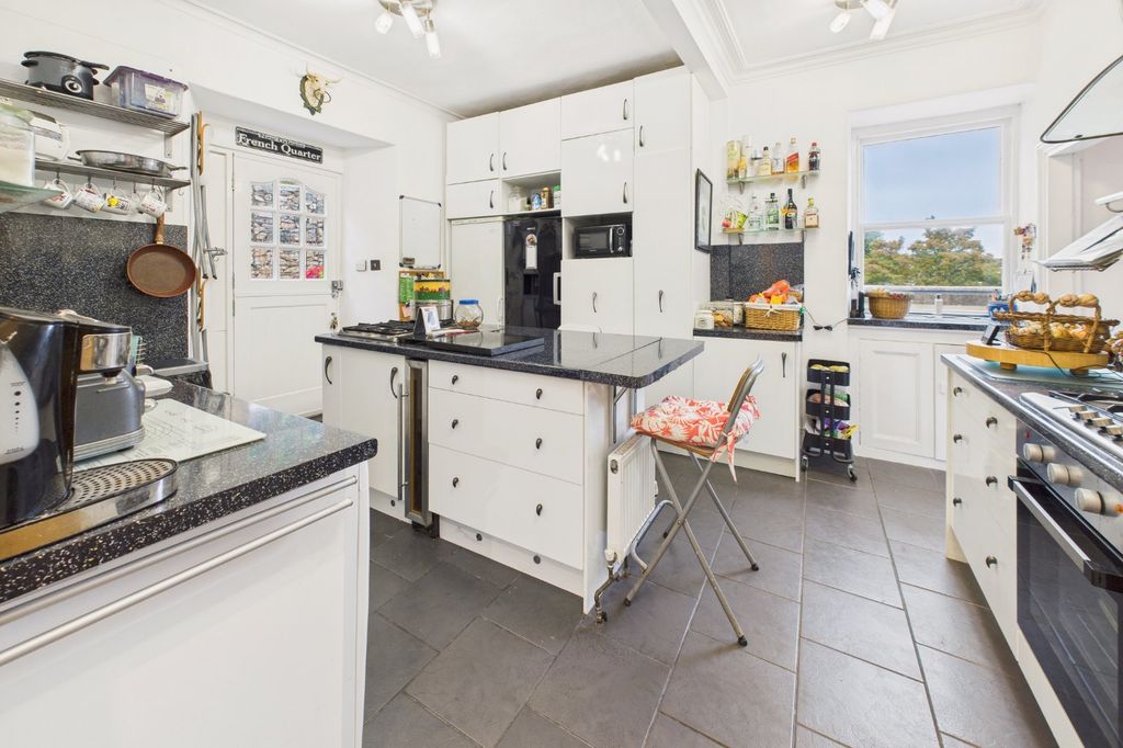 Property photo 3 of 13 Kitchen/Breakfast