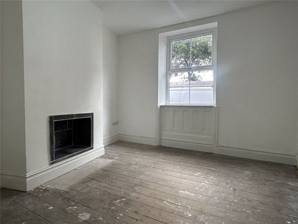 Property photo 3 of 20 Lounge