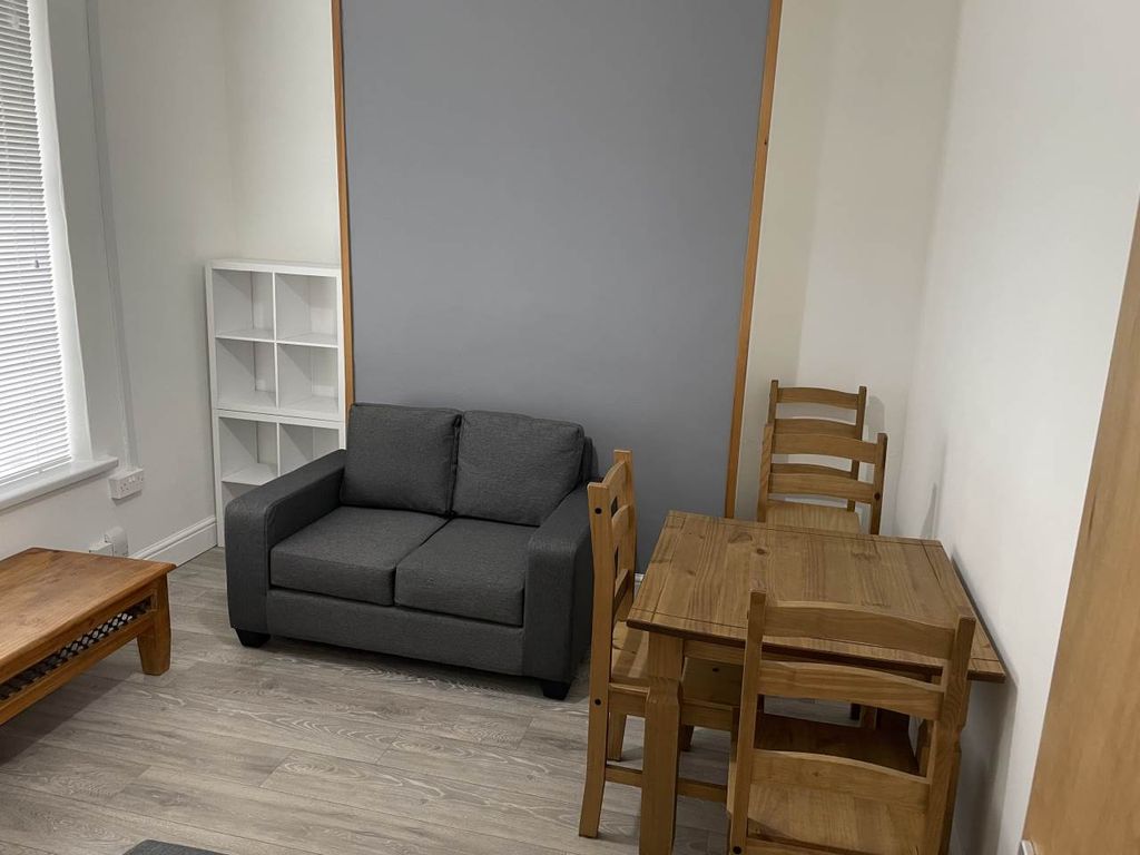 Property photo 3 of 18 Lounge 2