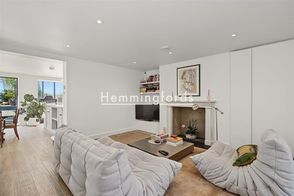 Property photo 2 of 18 Hemingford Road N1-11.Jpg