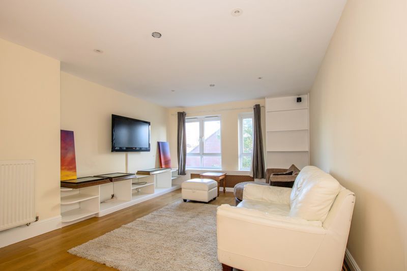 Property photo 3 of 8 Lounge