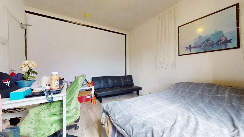 Property photo 3 of 8 A Cozy Double Bedroom Featuring A Comfortable Bed,...