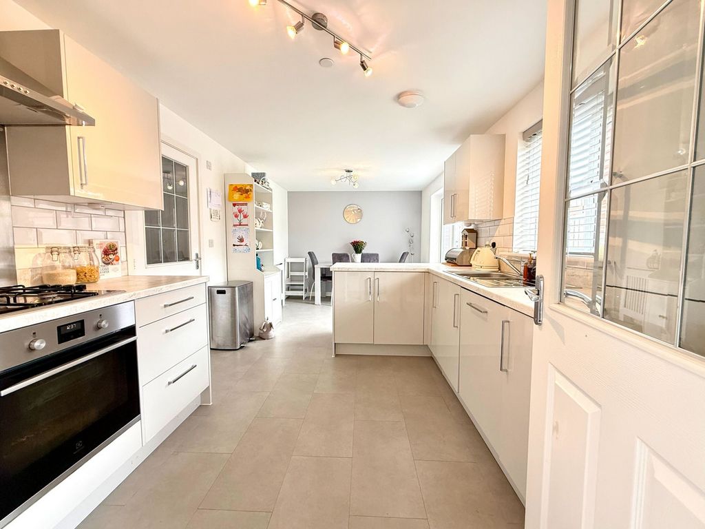 Property photo 3 of 28