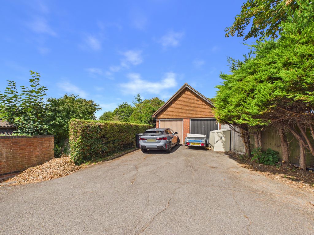 Property photo 3 of 12 Cam02536G0-Pr0157-Still016