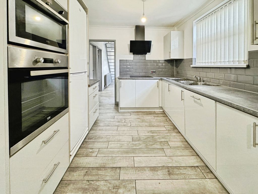 Property photo 3 of 19 Kitchen