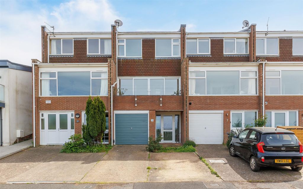 Property photo 2 of 27 Cowes Three Storey Townhouse