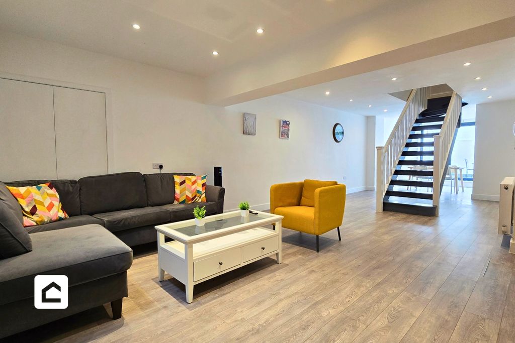 Property photo 2 of 18 5