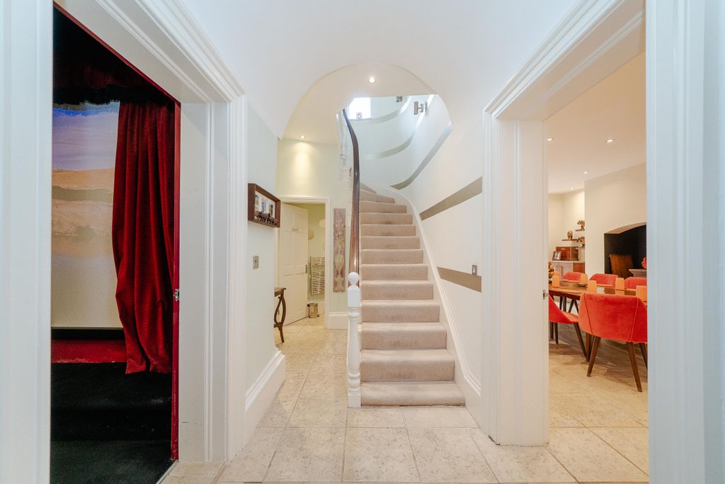 Property photo 2 of 40