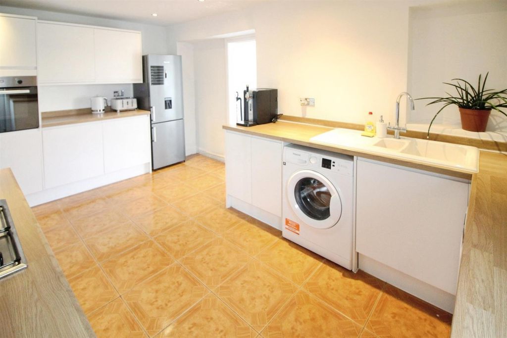 Property photo 2 of 15 Kitchen