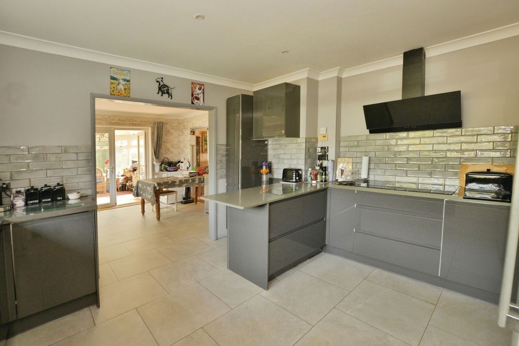 Property photo 3 of 20 Kitchen