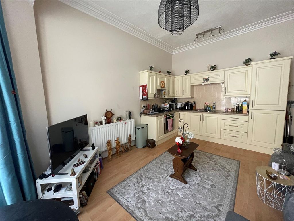 Property photo 3 of 6 Lounge / Kitchen