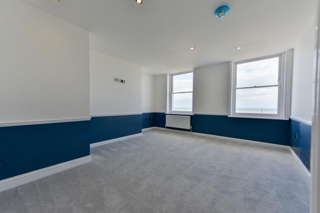Property photo 3 of 18 Flat 4, 12 Marine Gardens4.Jpg