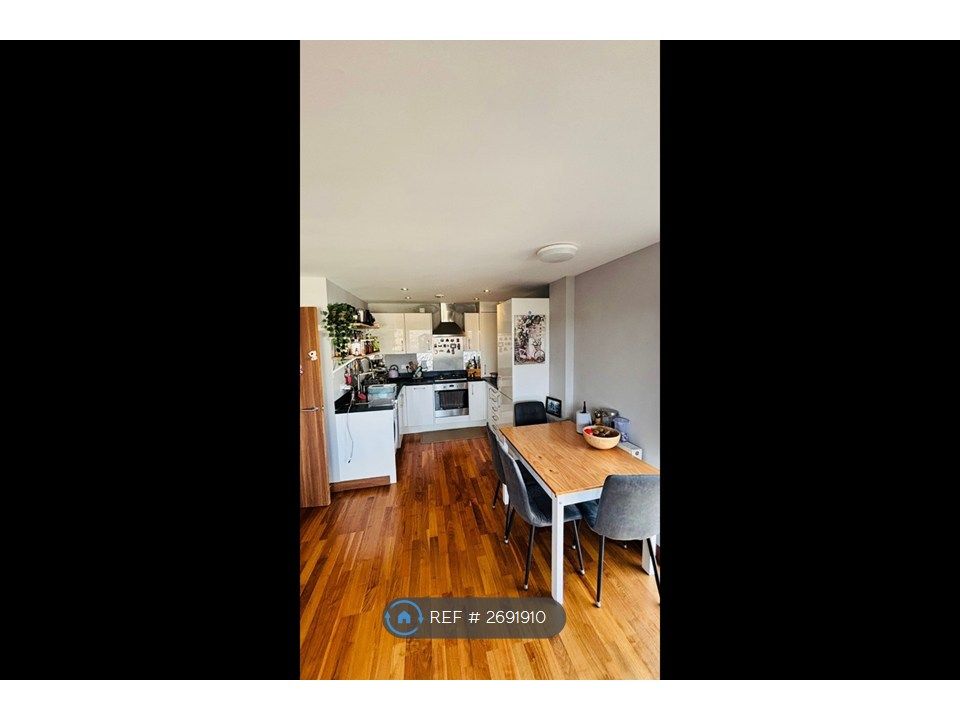 Property photo 3 of 11 Fully Fitted Kitchen