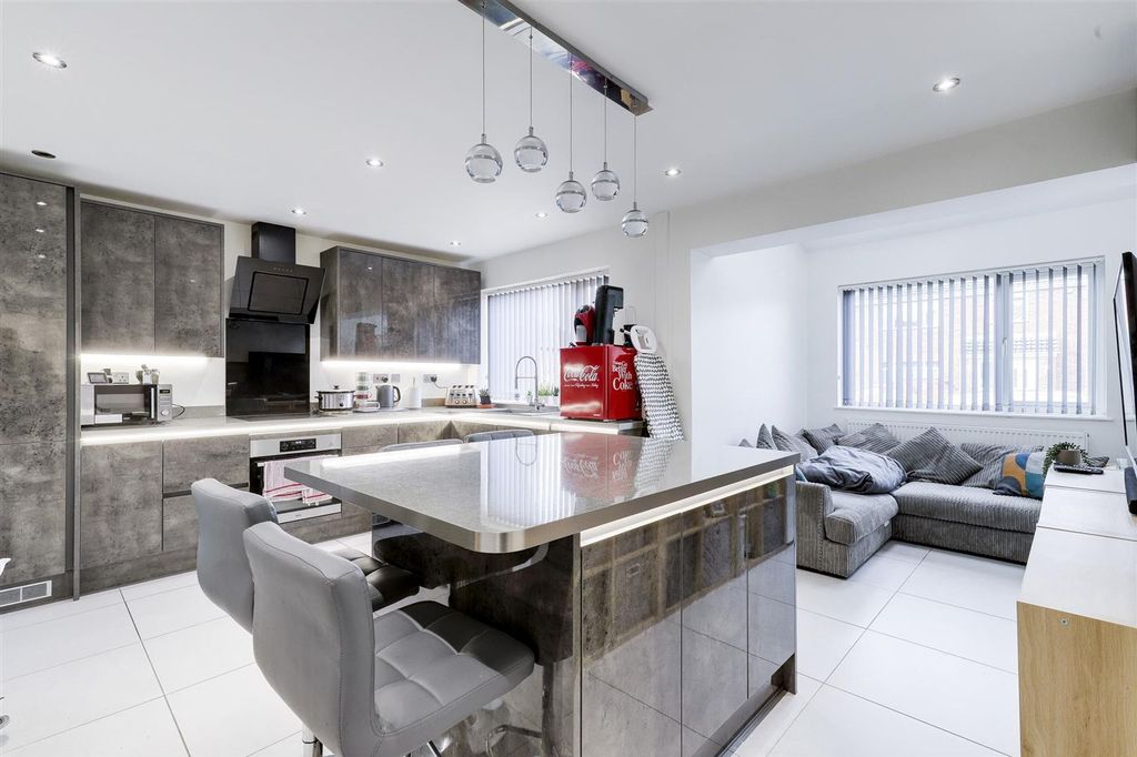 Property photo 3 of 19 Kitchen