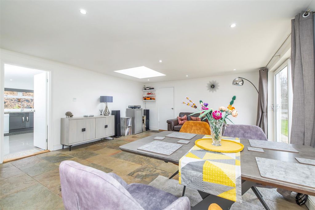 Property photo 2 of 27 Lounge